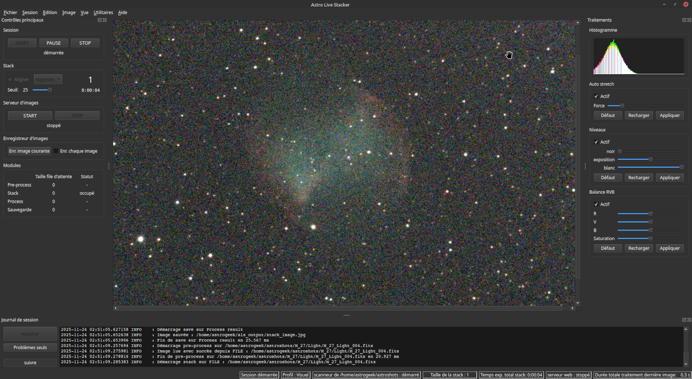 Fenêtre principale d'ALS après le traitement de la première brute, affichant une image initiale et légèrement bruitée de la nébuleuse Messier 27 avec des étoiles éparpillées. Le journal de session montre des messages de traitement réussi. Le panneau de traitement sur la droite offre des ajustements de l'histogramme et des niveaux, l'équilibre RGB et les réglages d'étirement automatique.