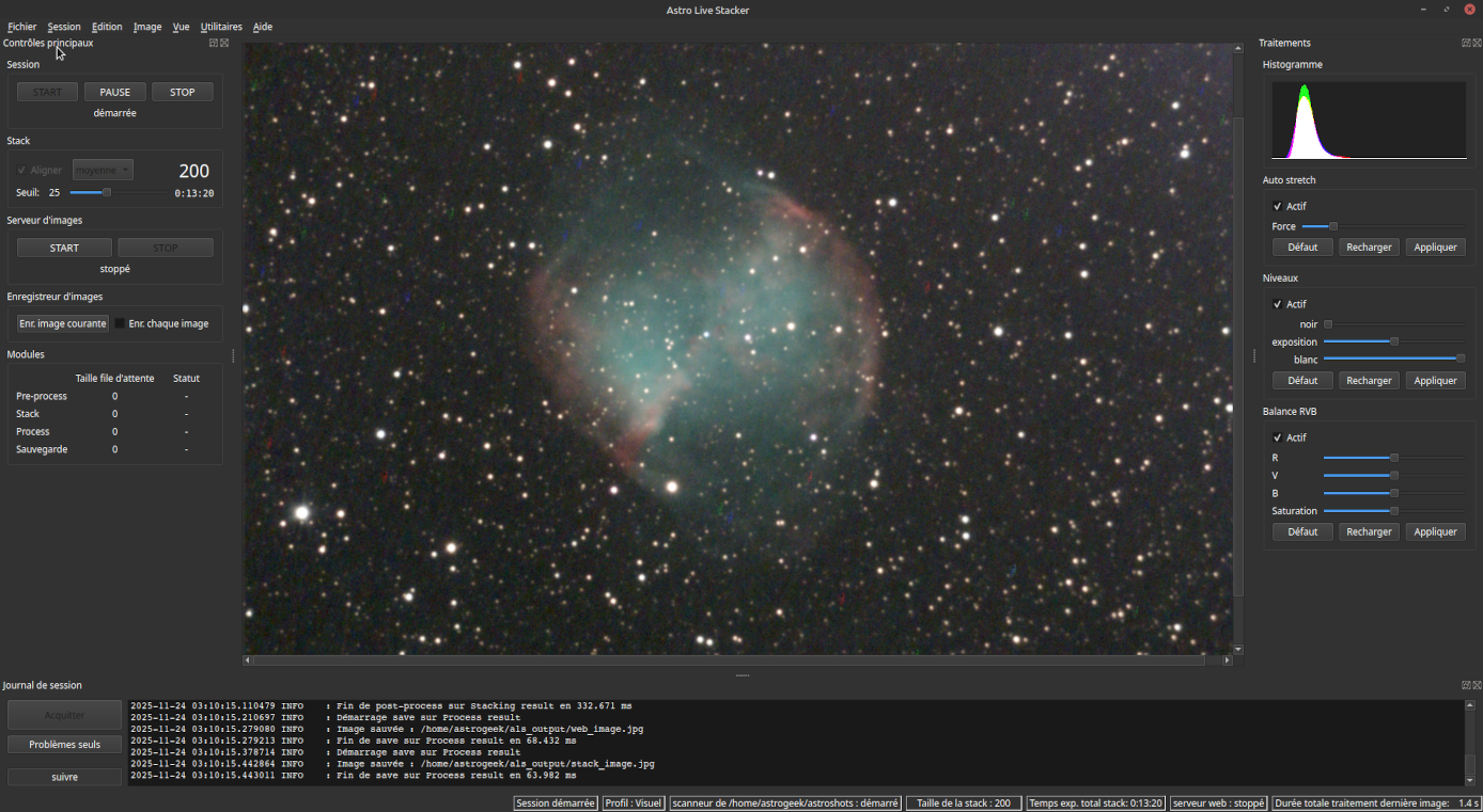 Fenêtre principale d'Astro Live Stacker (ALS) après le traitement de la 200e brute, affichant une image lisse, détaillée et à fort contraste de la nébuleuse Messier 27 avec de nombreuses étoiles. Le journal de session en bas montre des messages de traitement réussi et le panneau de sauvegarde d'images à gauche indique que les images ont été sauvegardées avec succès. Le panneau de droite comprend des options de traitement telles que les ajustements d'histogramme, l'étirement automatique, les niveaux et l'équilibre RGB.